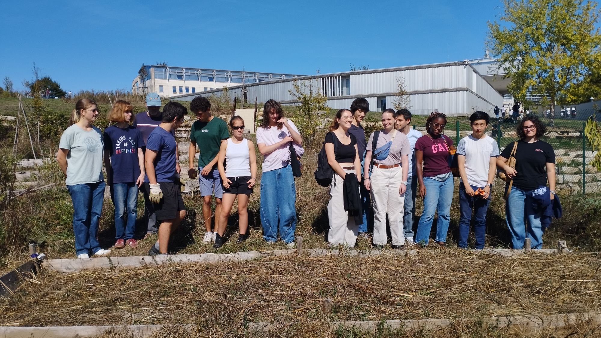 Participants à la formation à la permaculture devant les planches du potager — 23 septembre 2026, Campus Nantes